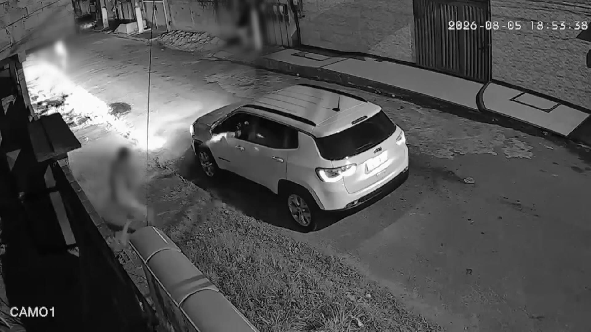 VÍDEO: homem é alvo de ataque a tiros na porta de casa em Magé, na Baixada Fluminense