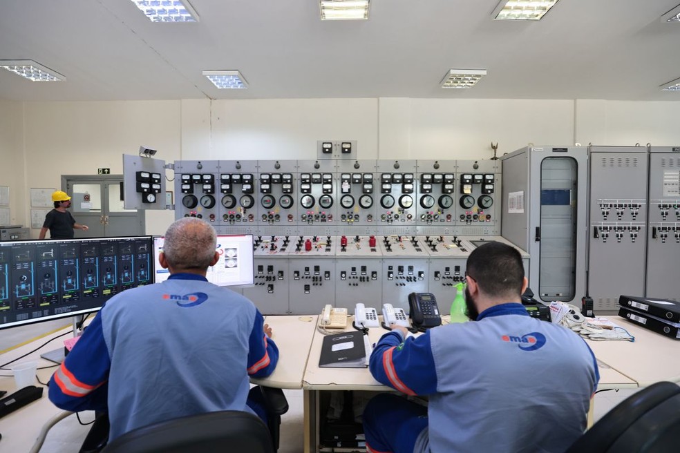 O monitoramento das usinas é feito pela sala de controle. Um computador envia os comandos para os dispositivos eletromecânicos do complexo — Foto: Vanessa Rodrigues/A Tribuna Jornal