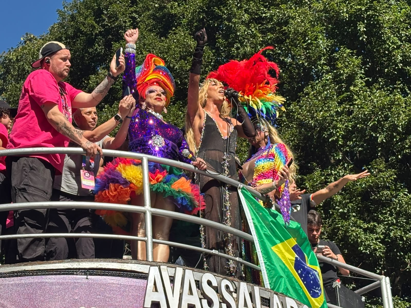 Erika Hilton, Sâmia Bomfim, Eduardo Suplicy e Guilherme Cortez participam de Parada LGBT+ em SP