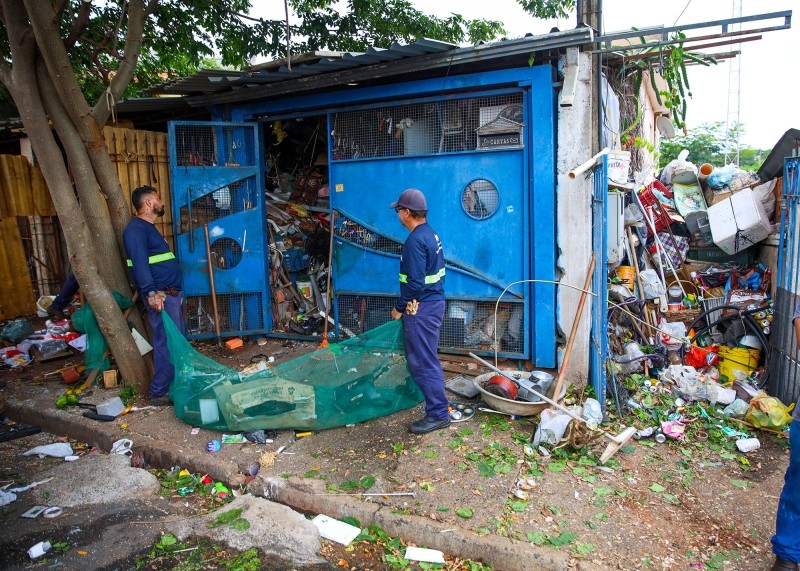 Força-tarefa contra acúmulos retira seis toneladas de materiais de casa de idoso em Santa Bárbara