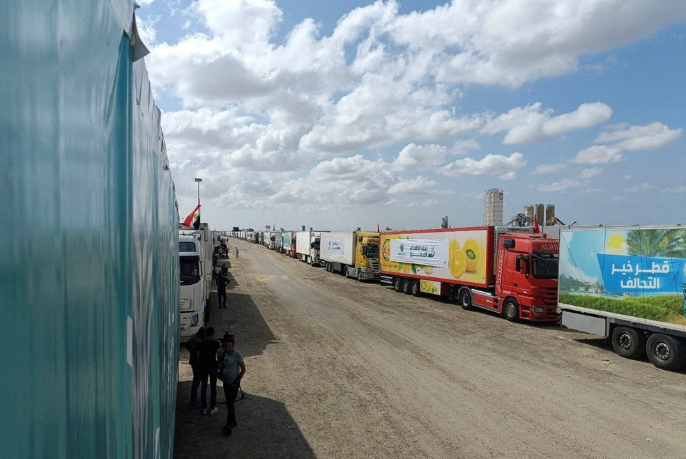 Caminhões com ajuda humanitária para Gaza aguardam abertura da passagem de Rafah, do lado egípcio, nesta quarta-feira (18). — Foto: Reuters