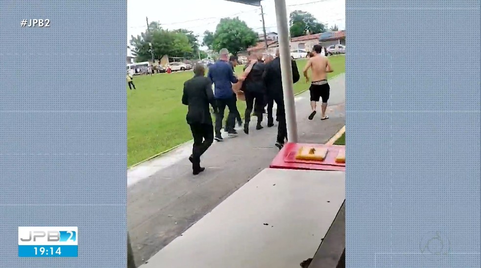 Momento em que turista picado por abelhas foi socorrido — Foto: Reprodução/TV Cabo Branco