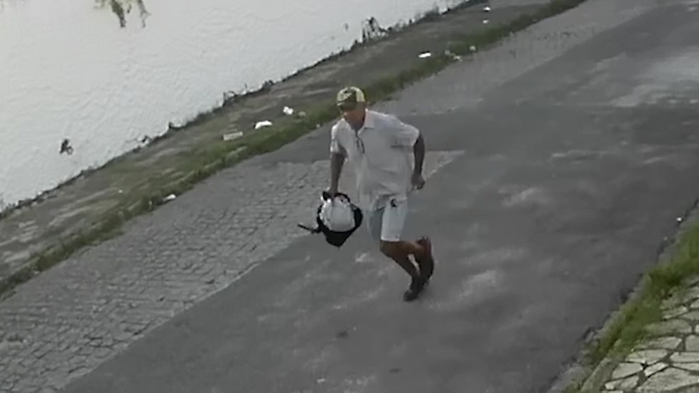 O suspeito de atirar na ex-companheira fugiu a pé, e ainda não foi identificado — Foto: Reprodução/g1