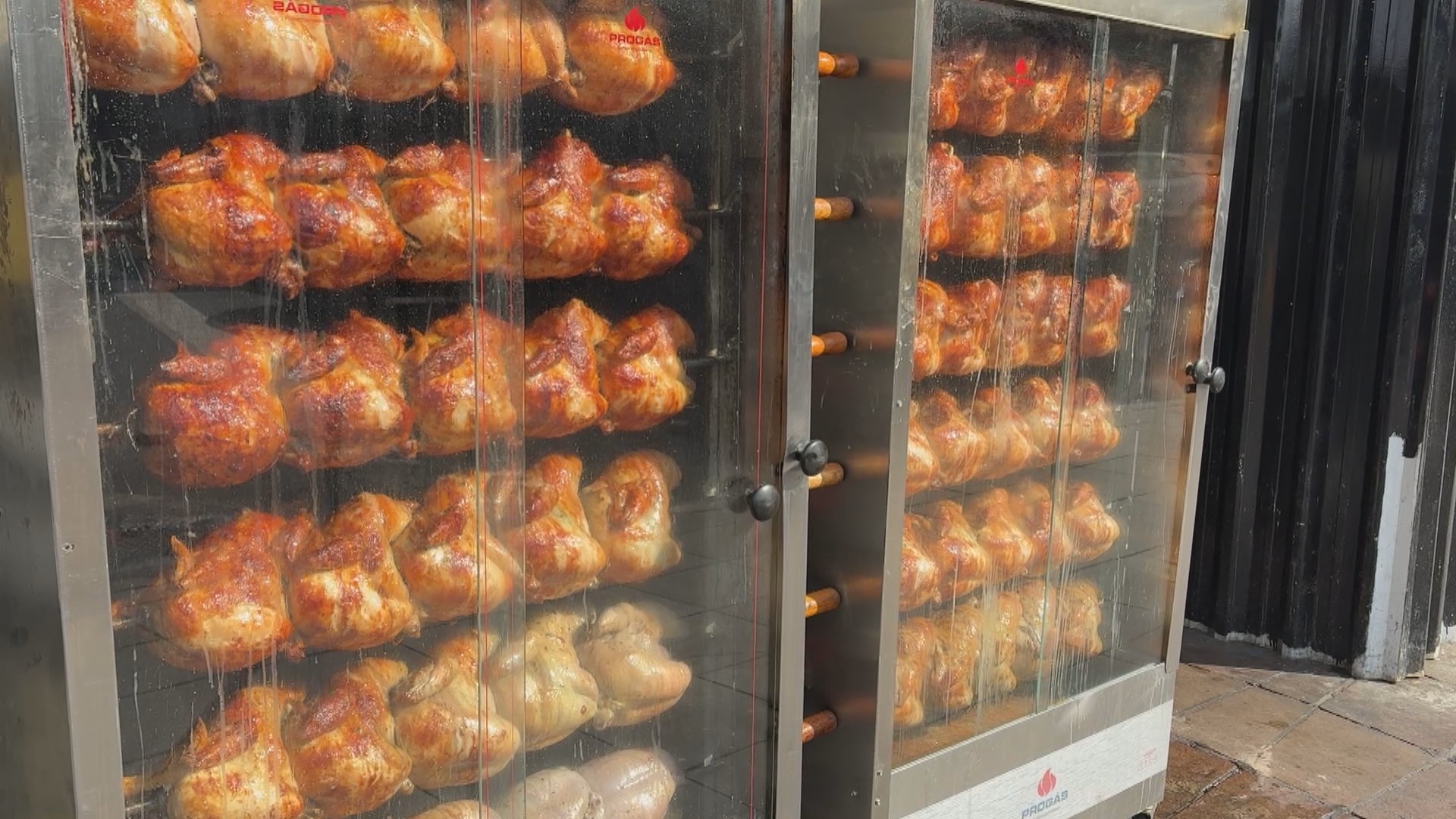 Tradição de domingo: busca por frango assado gera filas e pedidos antecipados em Porto Alegre