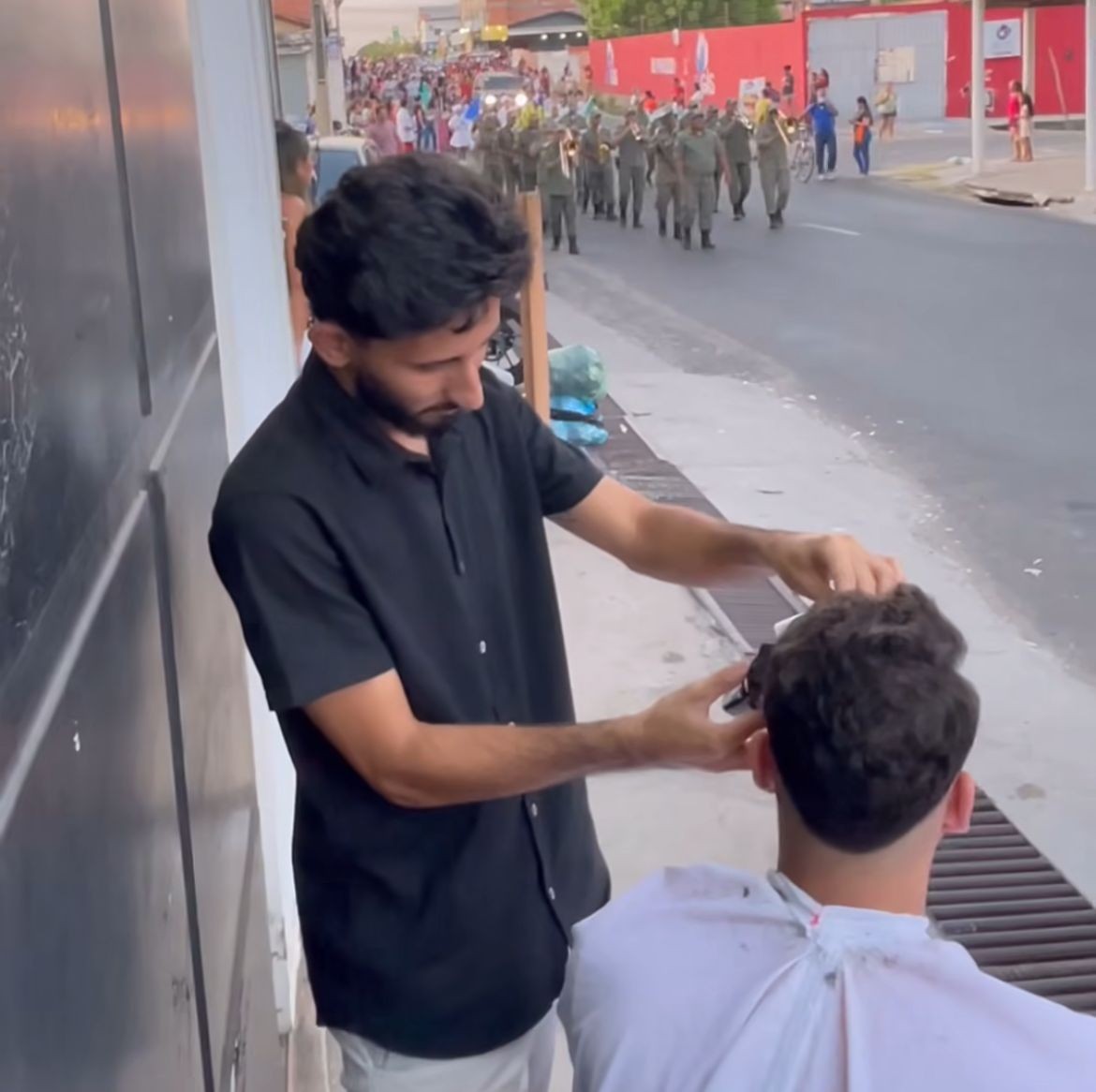 Vídeo: Barbeiros de Teresina cortam cabelo na rua para clientes assistirem ao desfile de 7 de setembro 