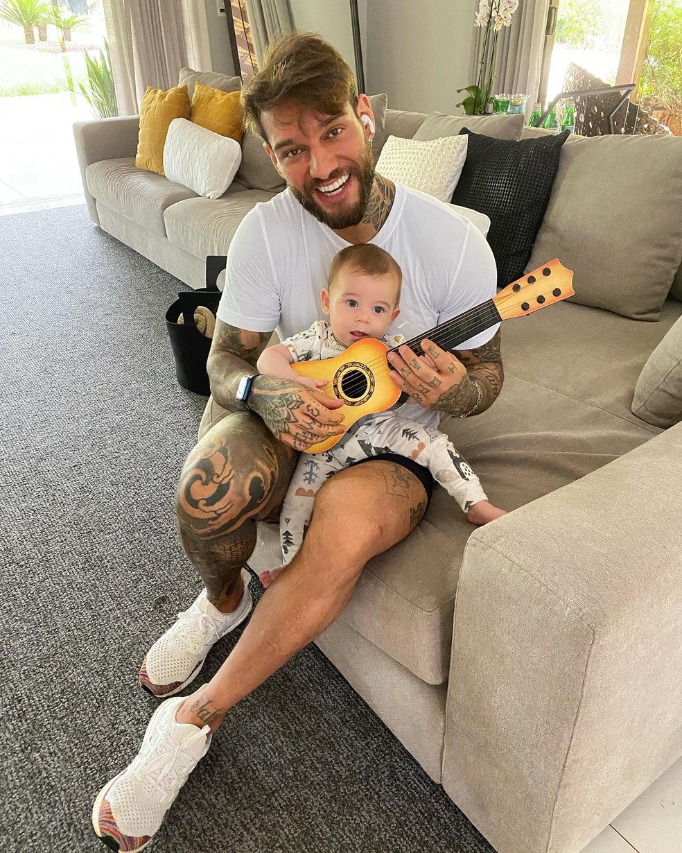 Lucas Lucco com o filho, Luca — Foto: Reprodução/Instagram