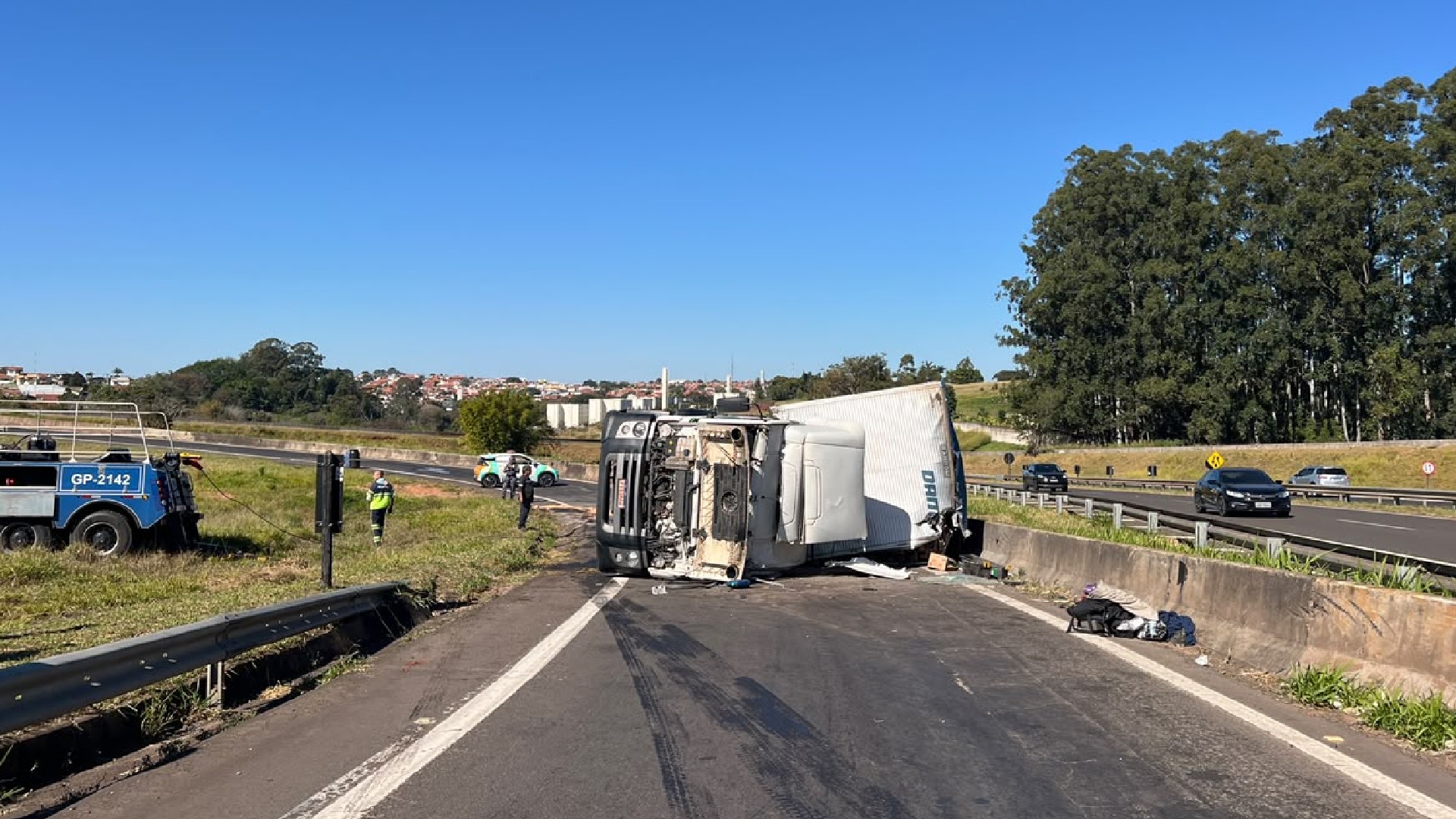 Caminhão carregado com paletes de madeira tomba na rodovia SP-209 em Botucatu