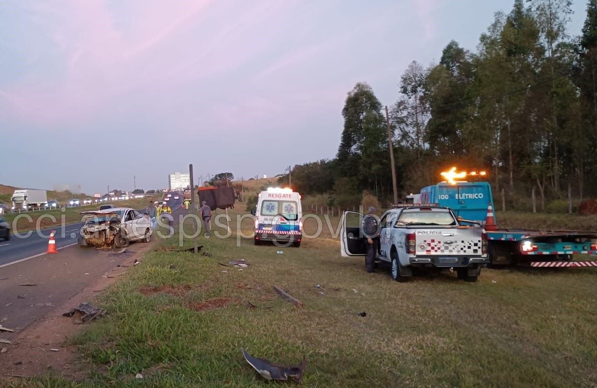 Motorista em carro roubado morre após colidir contra carreta e capotar na SP-310 no interior de SP
