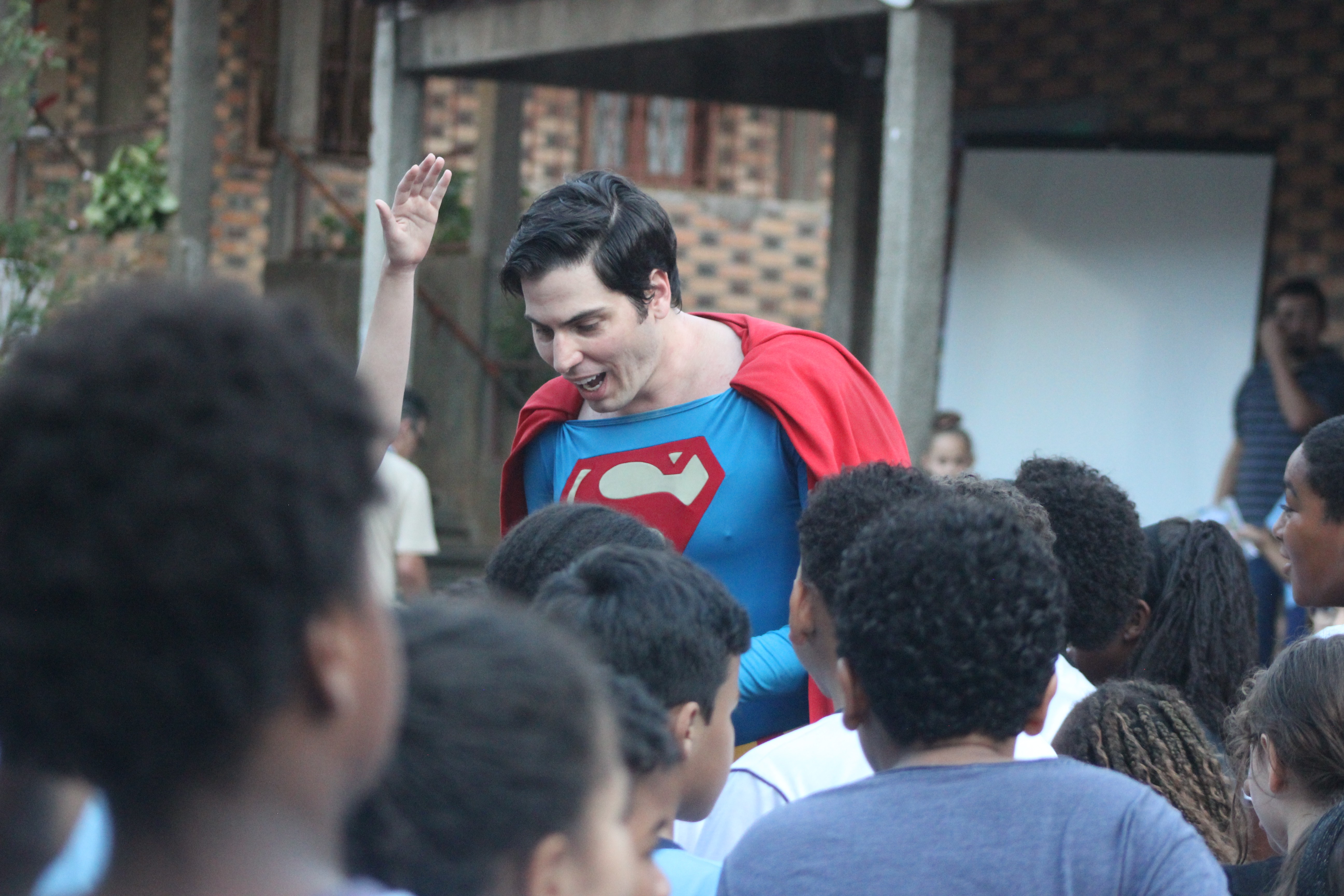 Após ilustrarem capa de quadrinhos nos EUA, crianças de escola pública em MG e ‘superman brasileiro’ têm novo encontro