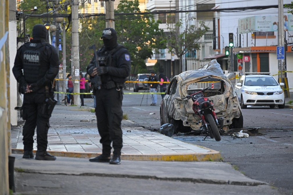 Policiais vigiam área onde carro-bomba explodiu no centro de Quito, no Equador, em 31 de agosto de 2023. — Foto: Rodrigo Buendía/ AP
