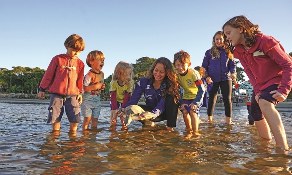 A bióloga marinha Camila Domit é uma das doze pessoas finalistas do Whitley Awards 2026 — Foto: Juliano Bazzanela/Rebimar