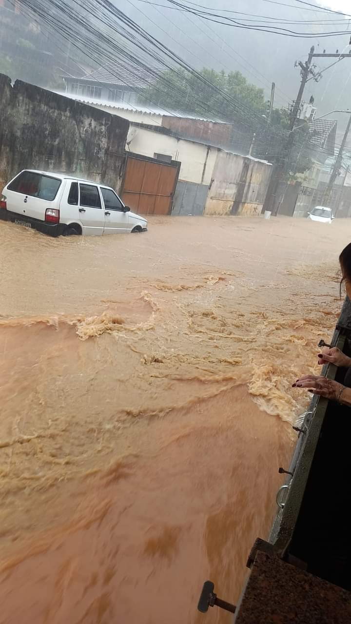 Chuva forte provoca acionamento de sirenes em Petrópolis, no RJ 