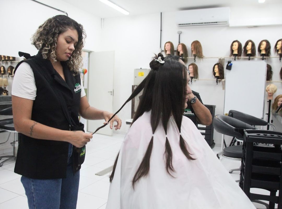 Projeto em Santos doa mechas de cabelo para pessoas em tratamento de câncer 