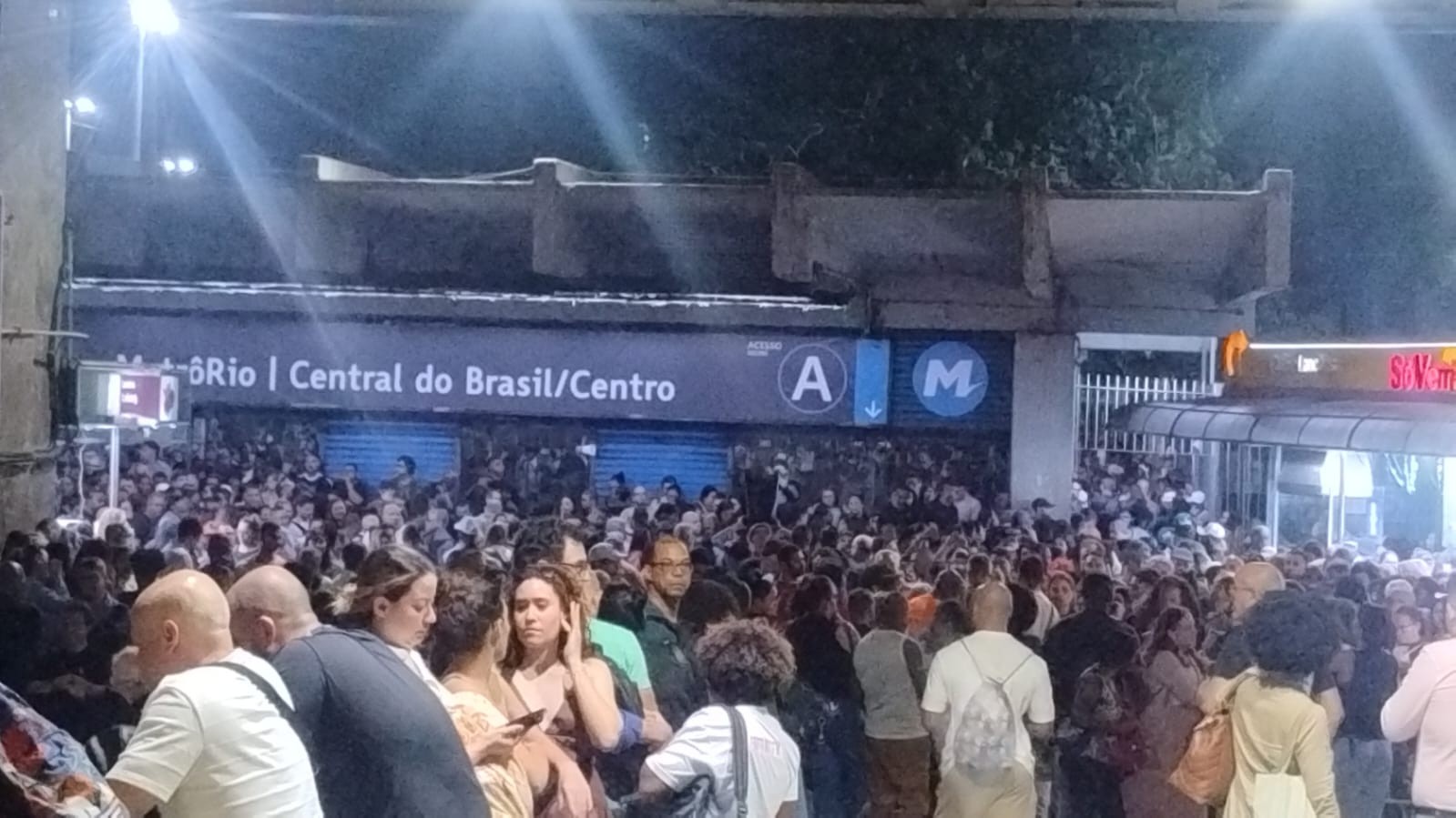 Duas pessoas morrem em queda de muro durante ventania no Rio