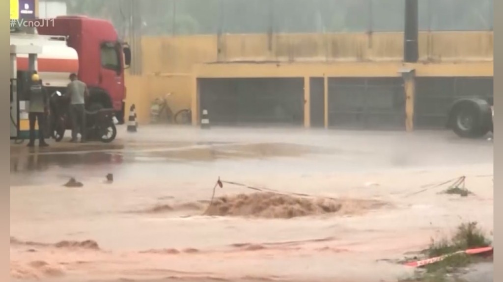 Defesa Civil e Bombeiros recebem pedidos de ajuda devido alagamentos em Santarém