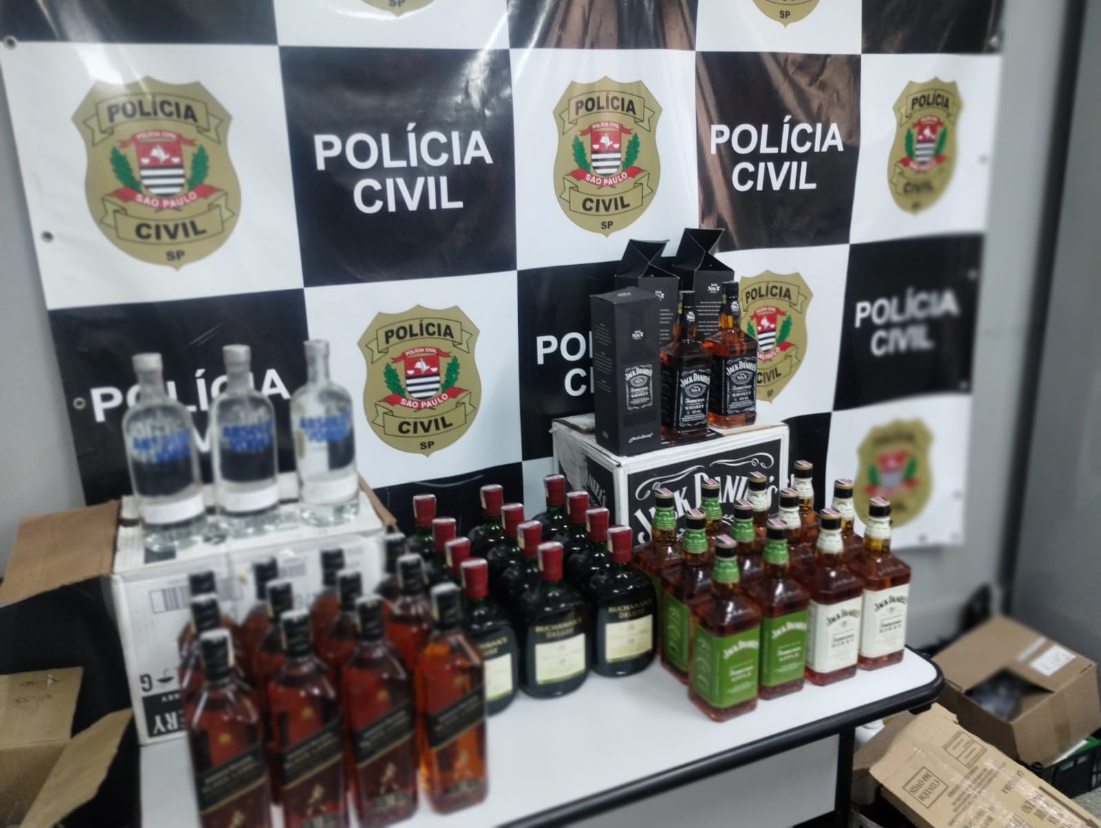 Homem é preso com 60 garrafas de uísque e vodca falsificadas em Campinas