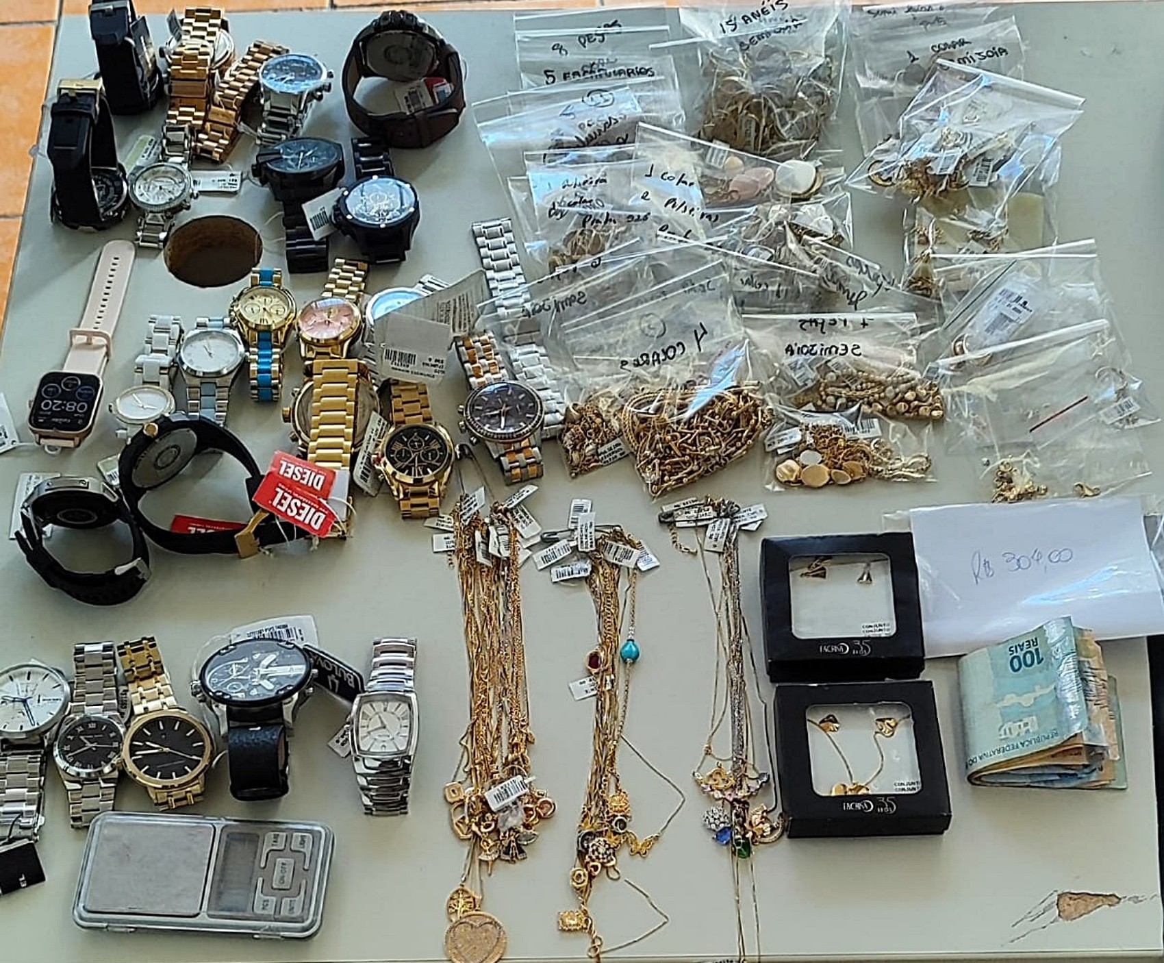 Homem invade joalheria por teto de shopping, furta local e é preso após cerco em Poços de Caldas, MG