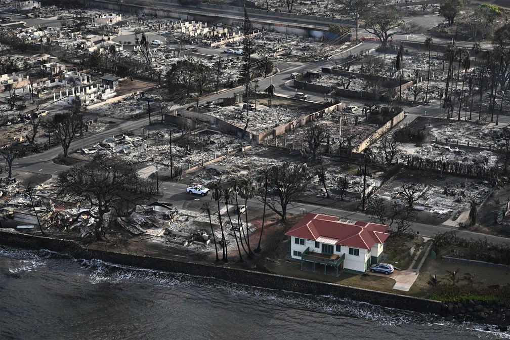 Imagem aérea de uma casa com telhado vermelho que resistiu aos incêndios florestais em Lahaina, Havaí, em 10 de agosto de 2023 — Foto: Patrick T. Fallon/AFP