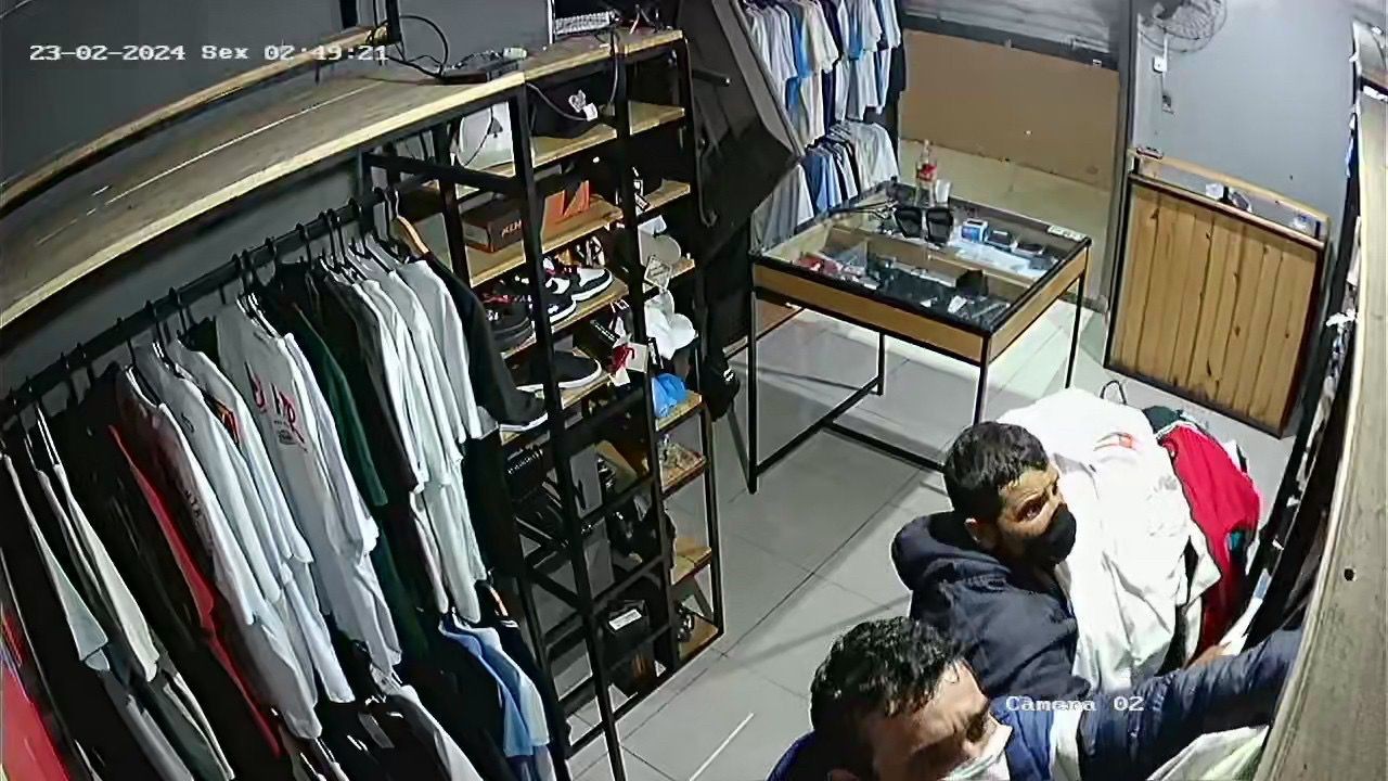 Dupla faz 'limpa' em loja de roupas em Uberlândia e causa prejuízo de R$ 50 mil