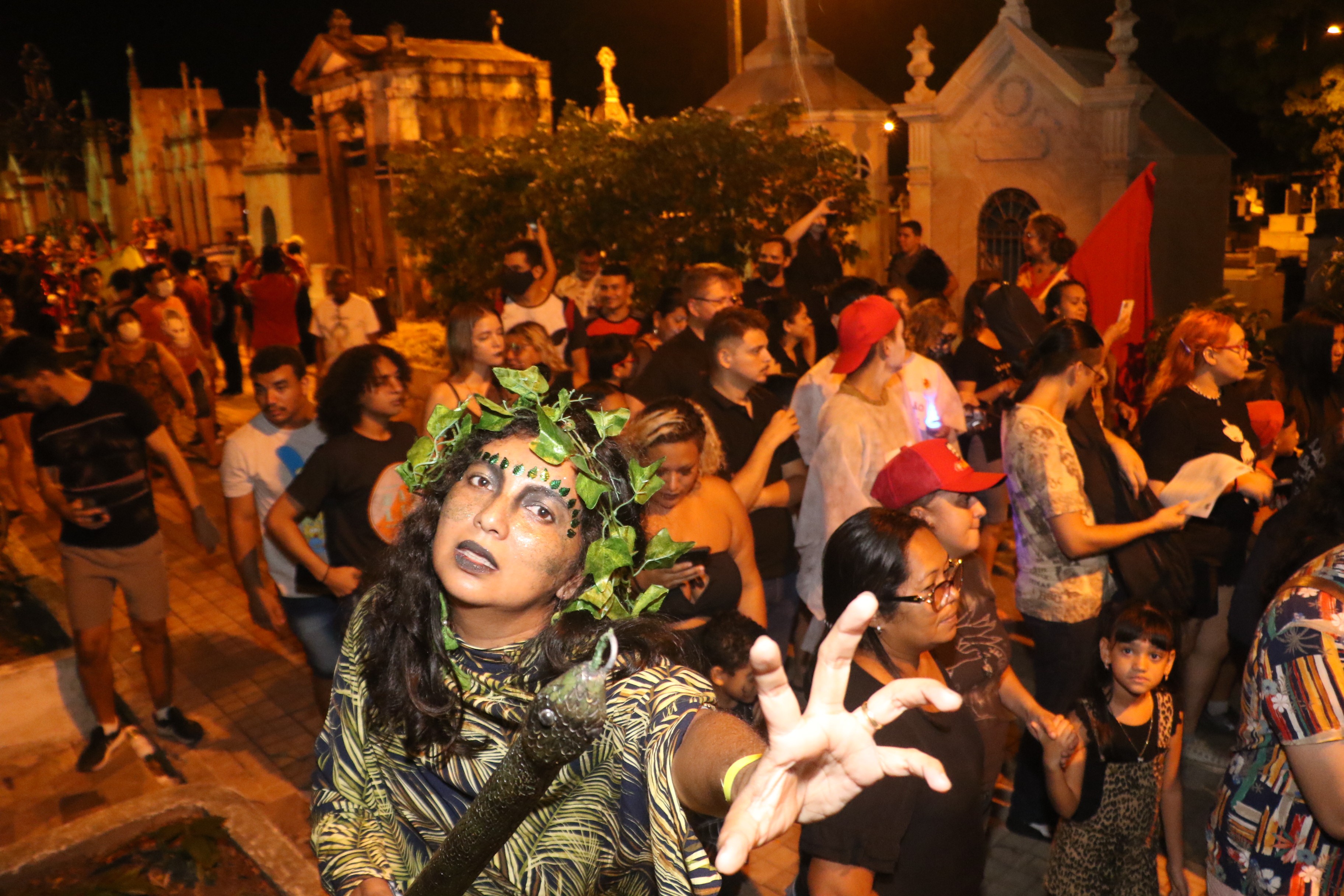 Entenda: Cortejo Visagento leva assombrações e cultura popular às ruas do bairro do Guamá em Belém