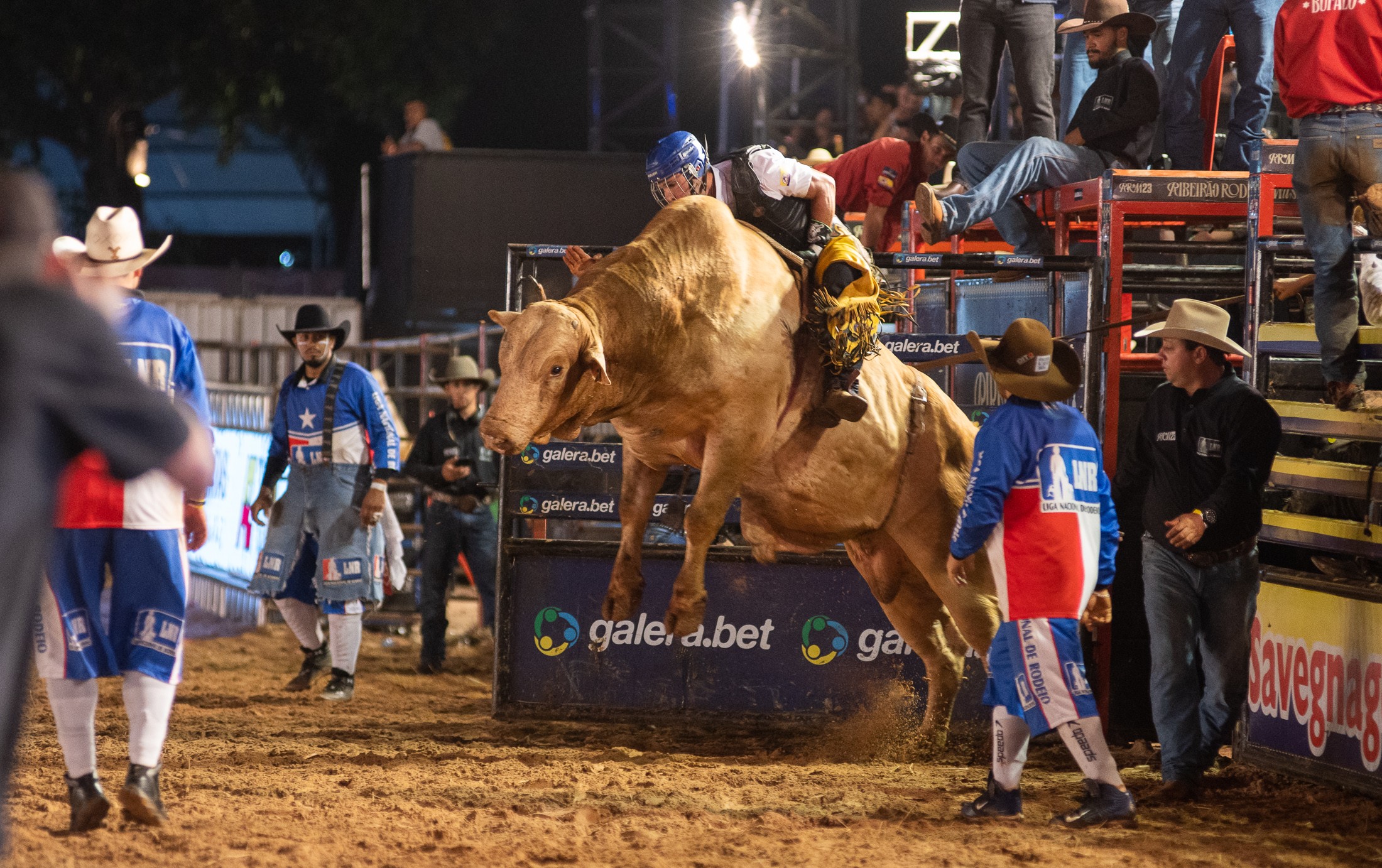 Dennis faz público descer até o chão ao som do funk no Ribeirão Rodeo ...