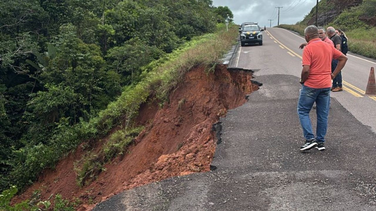 Trecho da BR-174 no AM é parcialmente interditado após erosão na pista