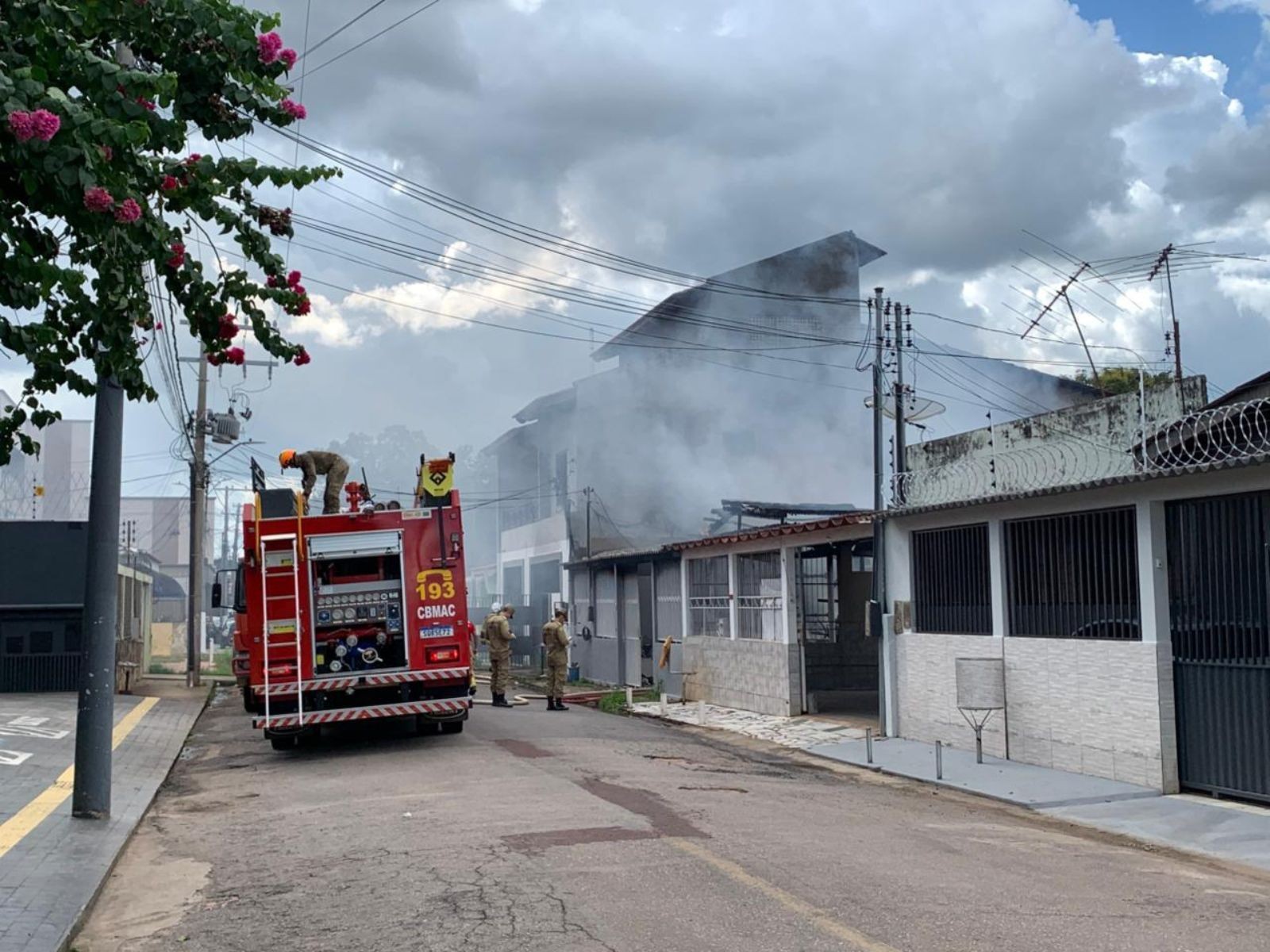 VÍDEO: Casa fica destruída após incêndio em bairro de Rio Branco