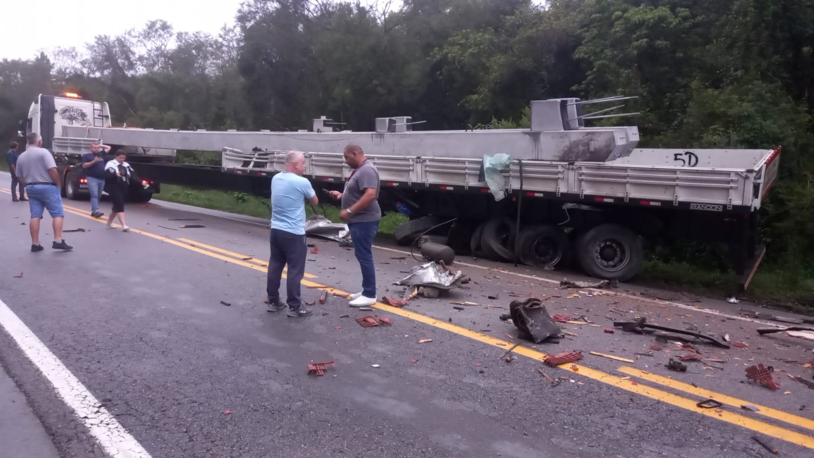 Motorista é ejetado para fora de veículo em colisão com 2 caminhões que bloqueou BR-282, em SC