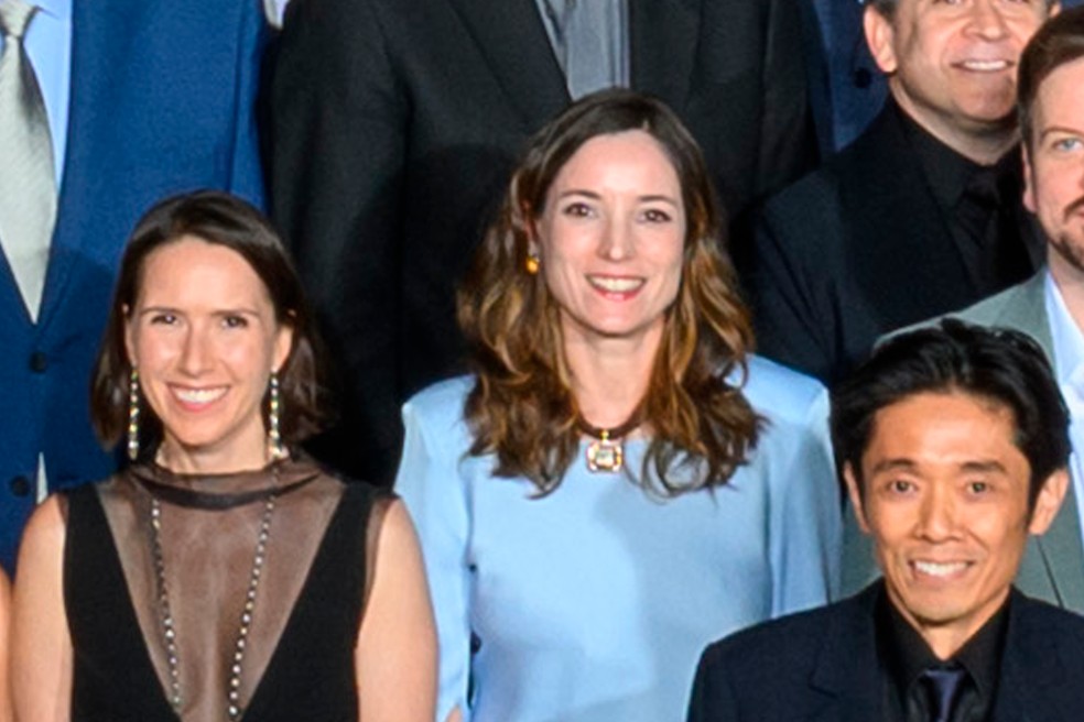 A produtora Emilie Lesclaux na foto oficial dos indicados ao Oscar 2026 — Foto: Richard Harbaugh / The Academy