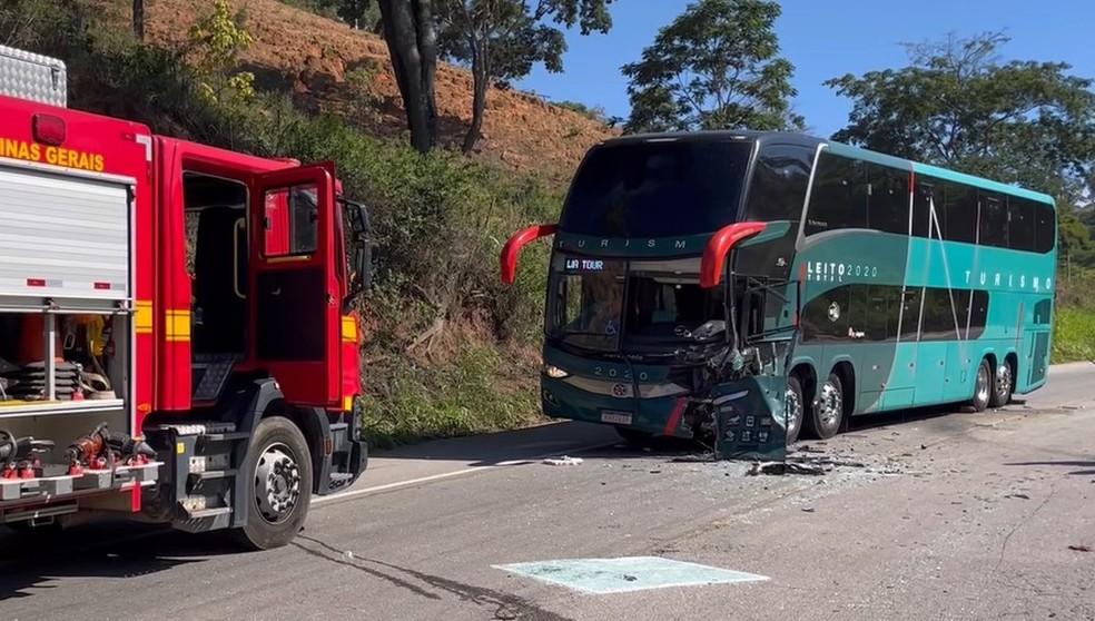 Parabrisa do ônibus soltou com o impacto da batida — Foto: Reprodução/Inter TV dos Vales