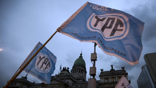 Juíza dos EUA manda Argentina entregar 51% das ações de petroleira estatal, em revés para Milei - Segundo a decisão, o país terá de transferir papéis da YPF para quitar parte de uma dívida de US$ 16,1 bilhões a investidores prejudicados pela nacionalização da companhia em 2012. O presidente argentino informou que irá recorrer.