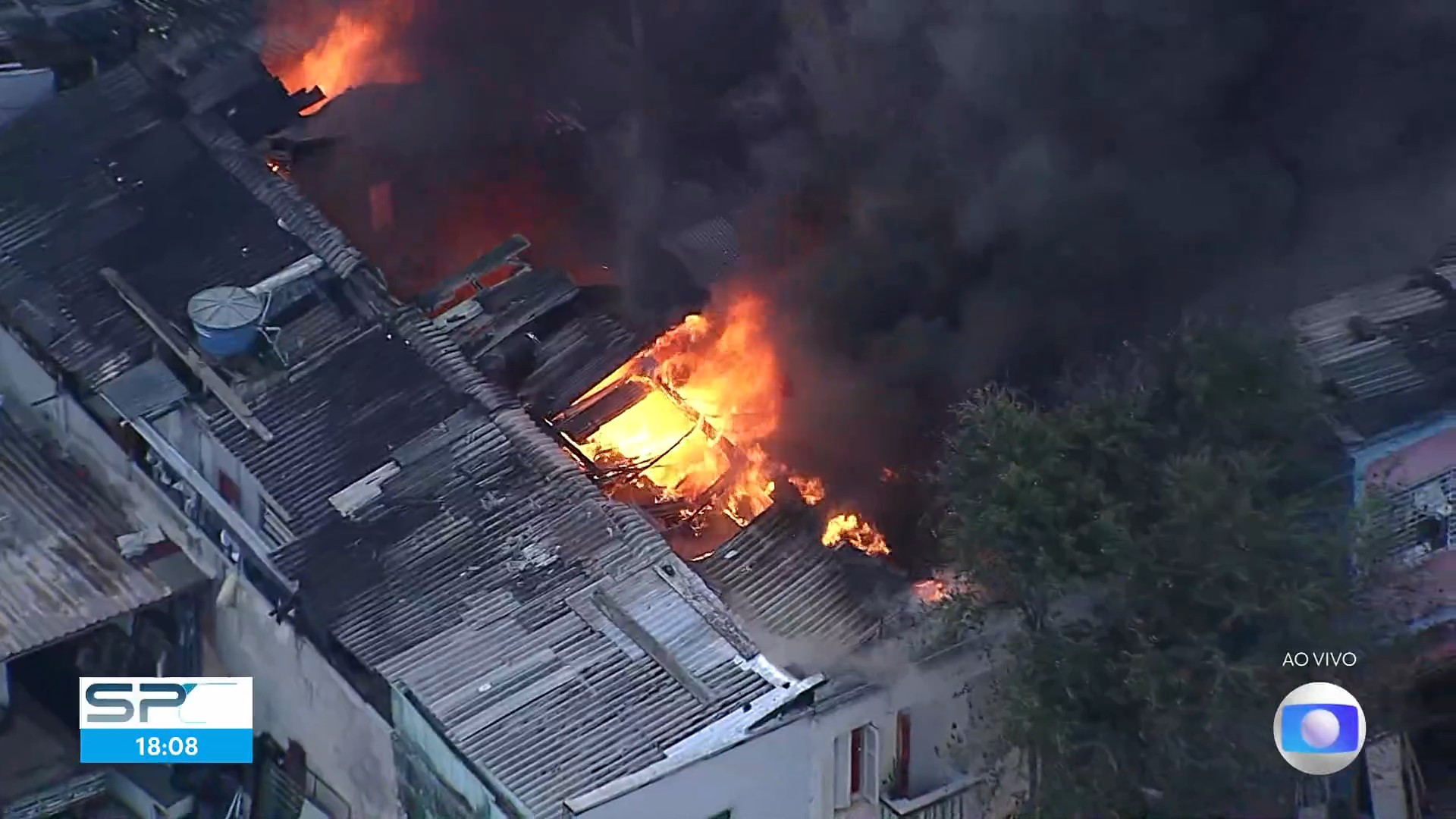 Incêndio atinge galpão na Liberdade, região central de SP