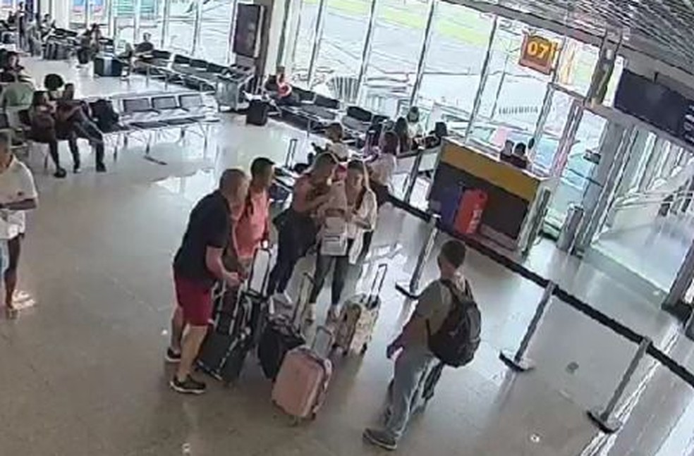 Prefeito de São José do Barreiro (SP), Lê Braga (PSD), e grupo de amigos no Aeroporto de Congonhas — Foto: Reprodução
