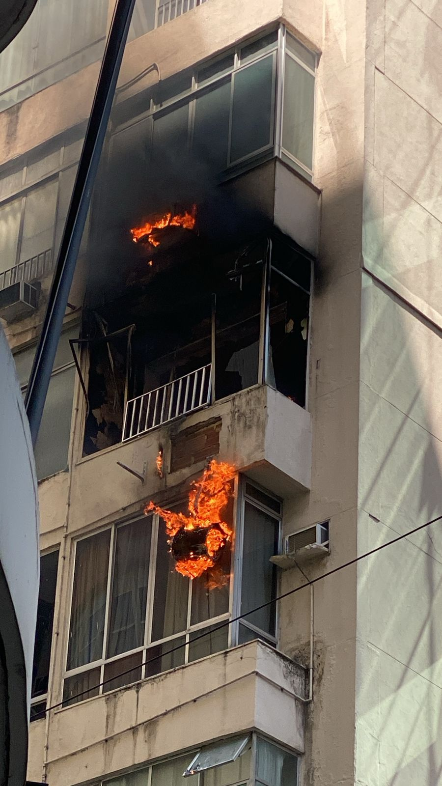 Incêndio atinge prédio no Centro do Rio; VÍDEO