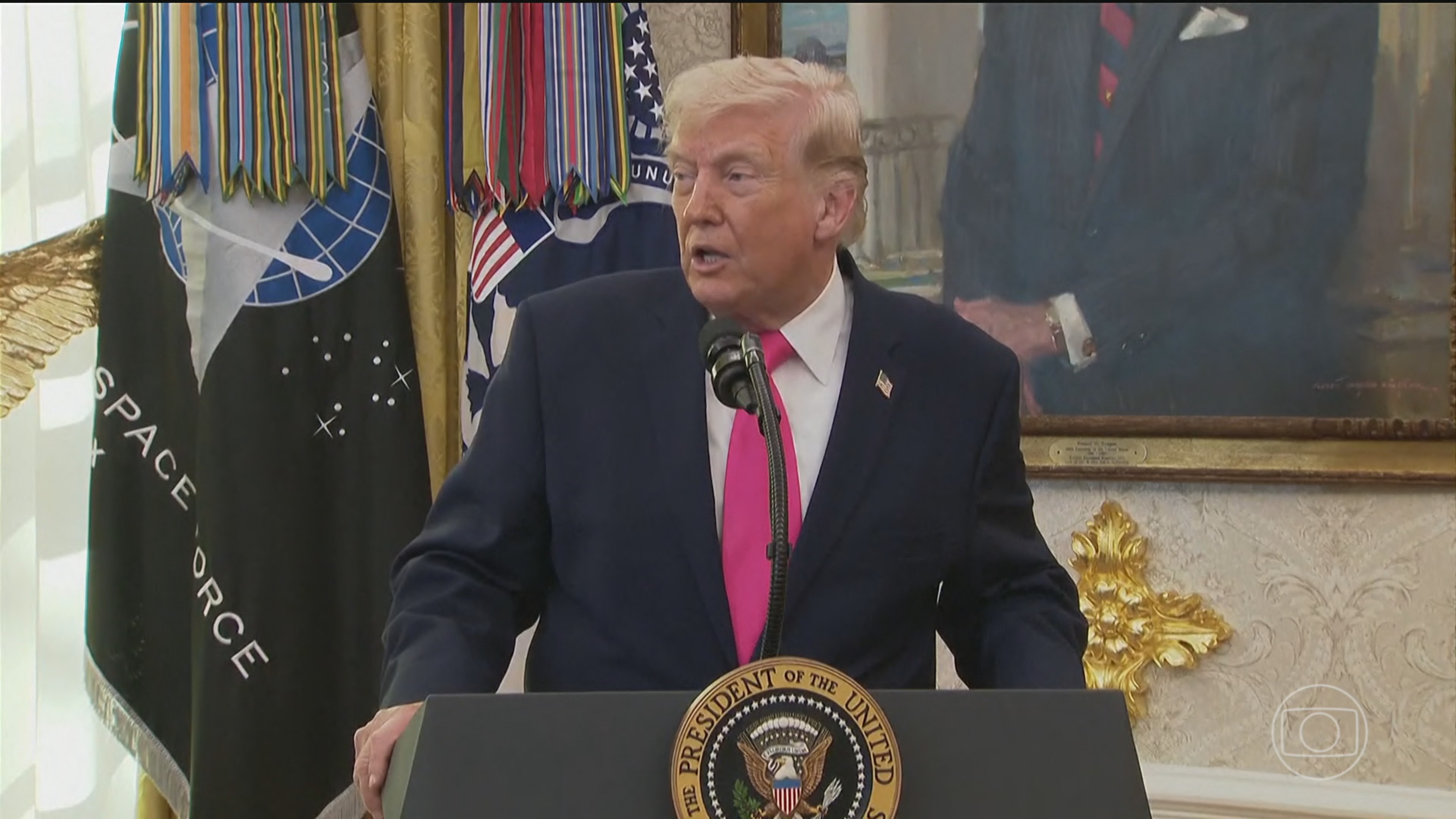 Diante da incerteza econômica global e da queda da popularidade nos EUA, Trump declara vitória na guerra e volta a dizer que está trabalhando na paz com o Irã