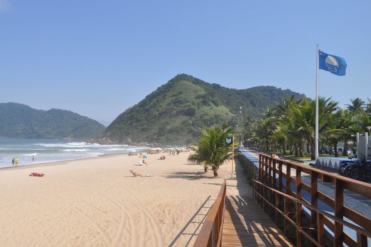 Praia do Tombo, em Guarujá, conquista o selo Bandeira Azul e é a mais certificada da América do Sul
