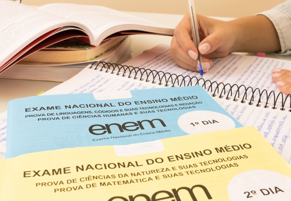 Estudante revisando conteúdo de provas do 1° e 2° dia do Enem