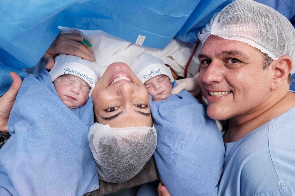 Foto de Jaqueline e Darlan Ribeiro, pais dos gêmeos Rafael e Bernardo — Foto: Renata Casali