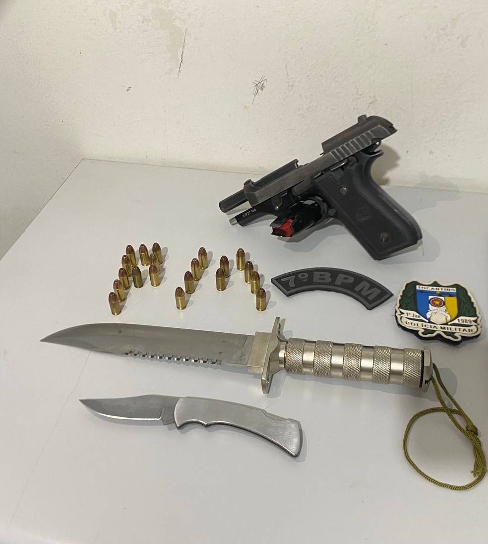 Arma, munições e facas que estavam com suspeito em Colméia — Foto: Divulgação/Polícia Militar