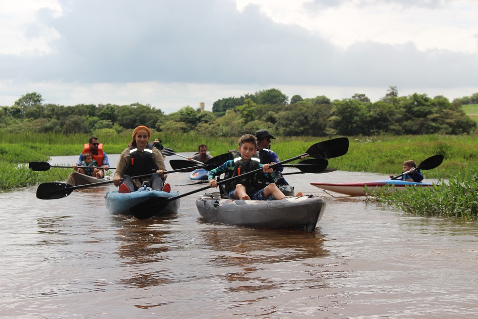 Harum e a mãe, Fernanda, praticam caiaque no Rio Piracicaba — Foto: Fernanda Peruche/Arquivo pessoal