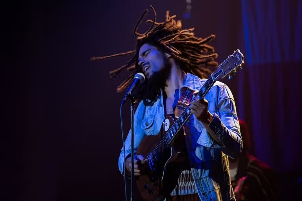 Kingsley Ben-Adir interpreta Bob Marley em One Love — Foto: Divulgação