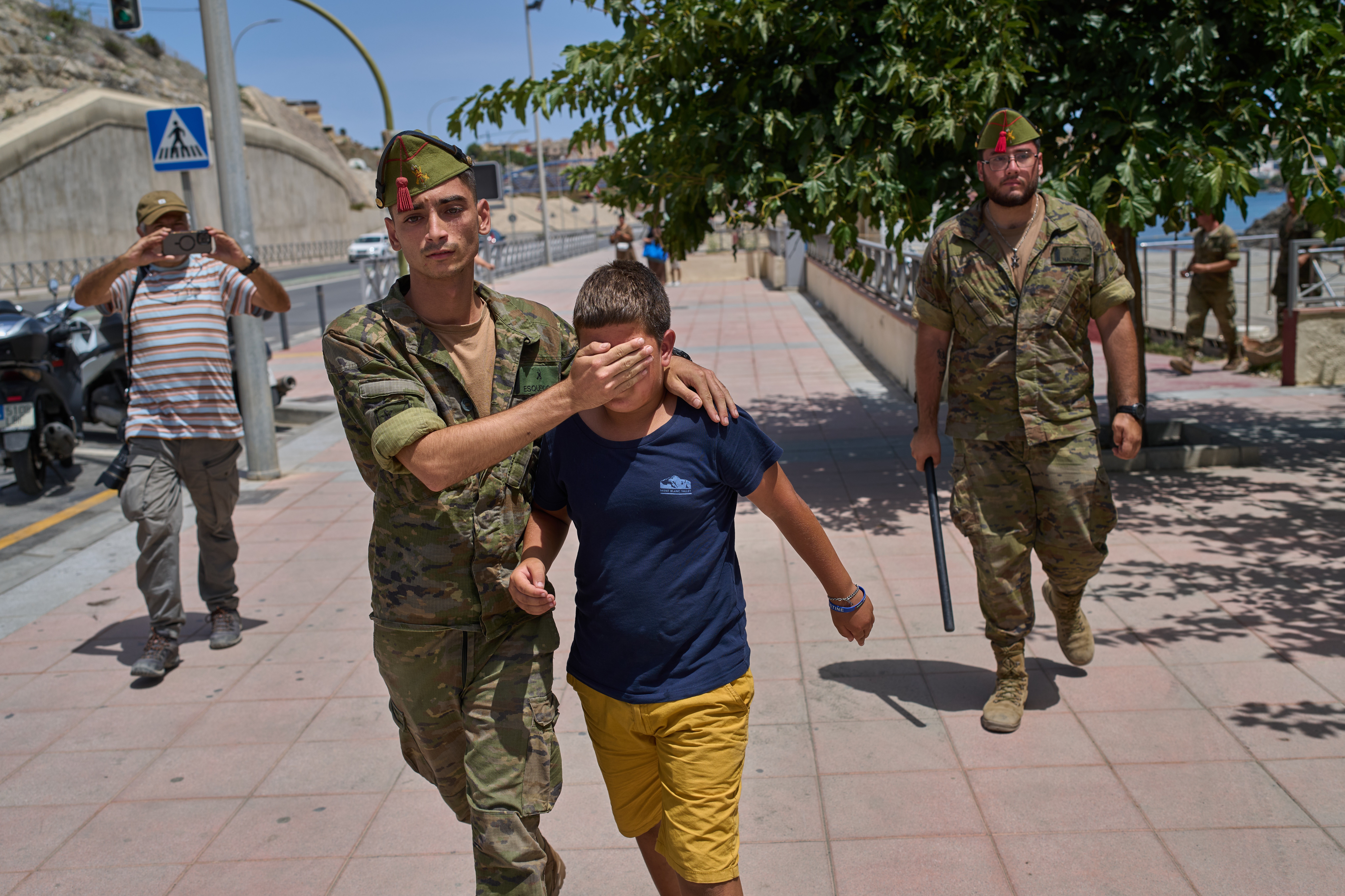 Centenas de crianças migrantes ficam retidas em Ceuta, na Espanha, após travessia em massa