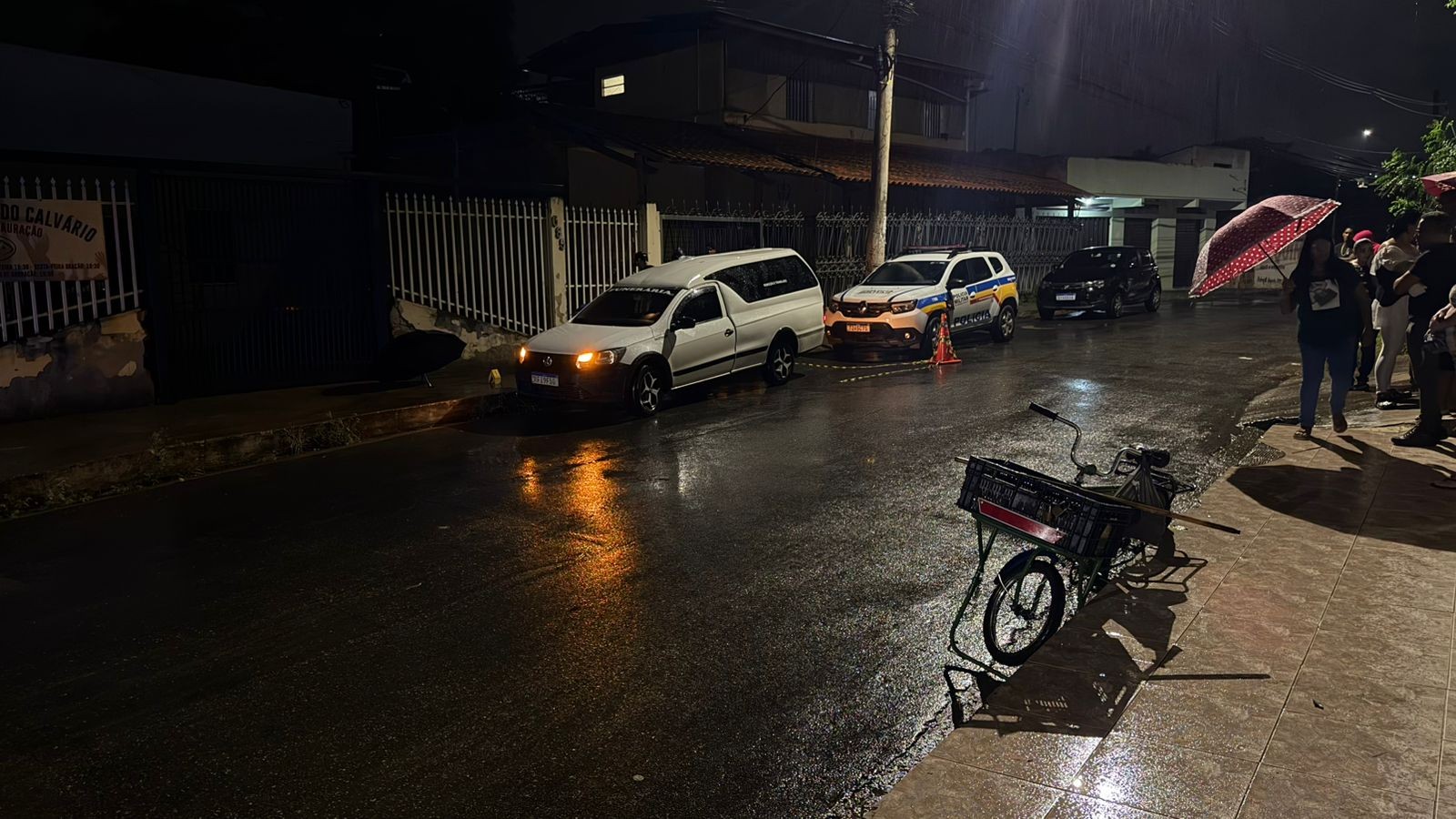 Mulher é morta a tiros na porta de igreja em Governador Valadares