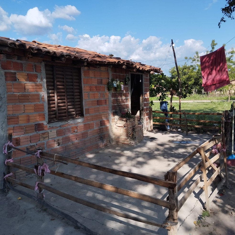 Família vive em uma casa de apenas um cômodo, sem banheiro, no bairro Invasão, na cidade de Barras. — Foto: Arquivo pessoal