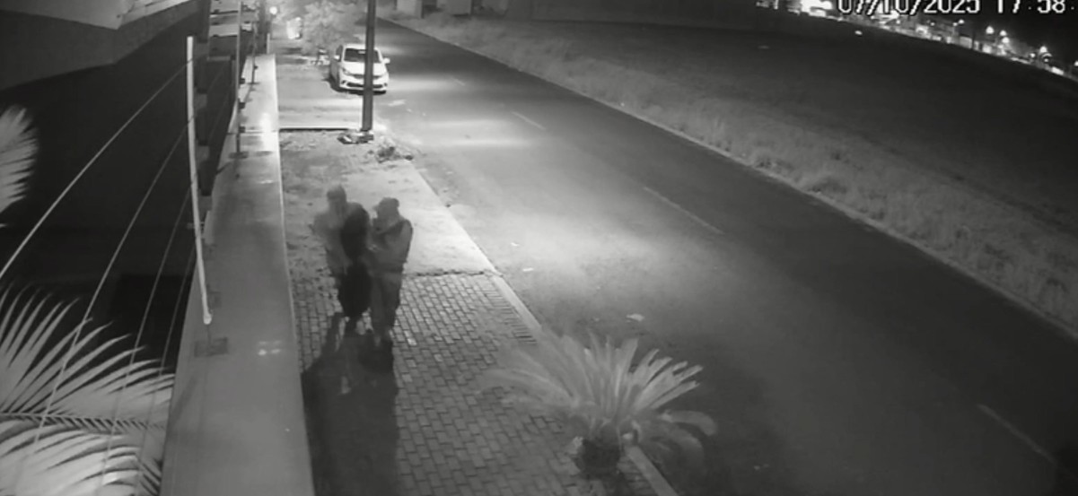 VÍDEO: Homens são flagrados fugindo de casa onde polícia encontrou R$ 1,2 milhão espalhado no Paraná, diz PM