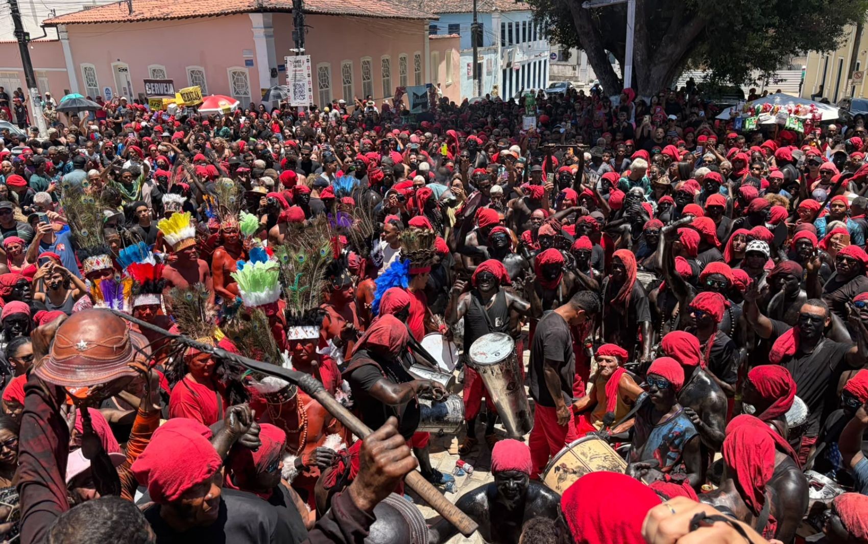 Lambe-Sujos e Caboclinhos: ruas de Laranjeiras são tomadas por cores, cantos, danças e ancestralidades