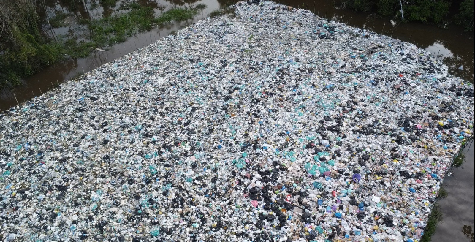 Lixão a céu aberto em cidade peruana contamina rio que deságua no Amazonas