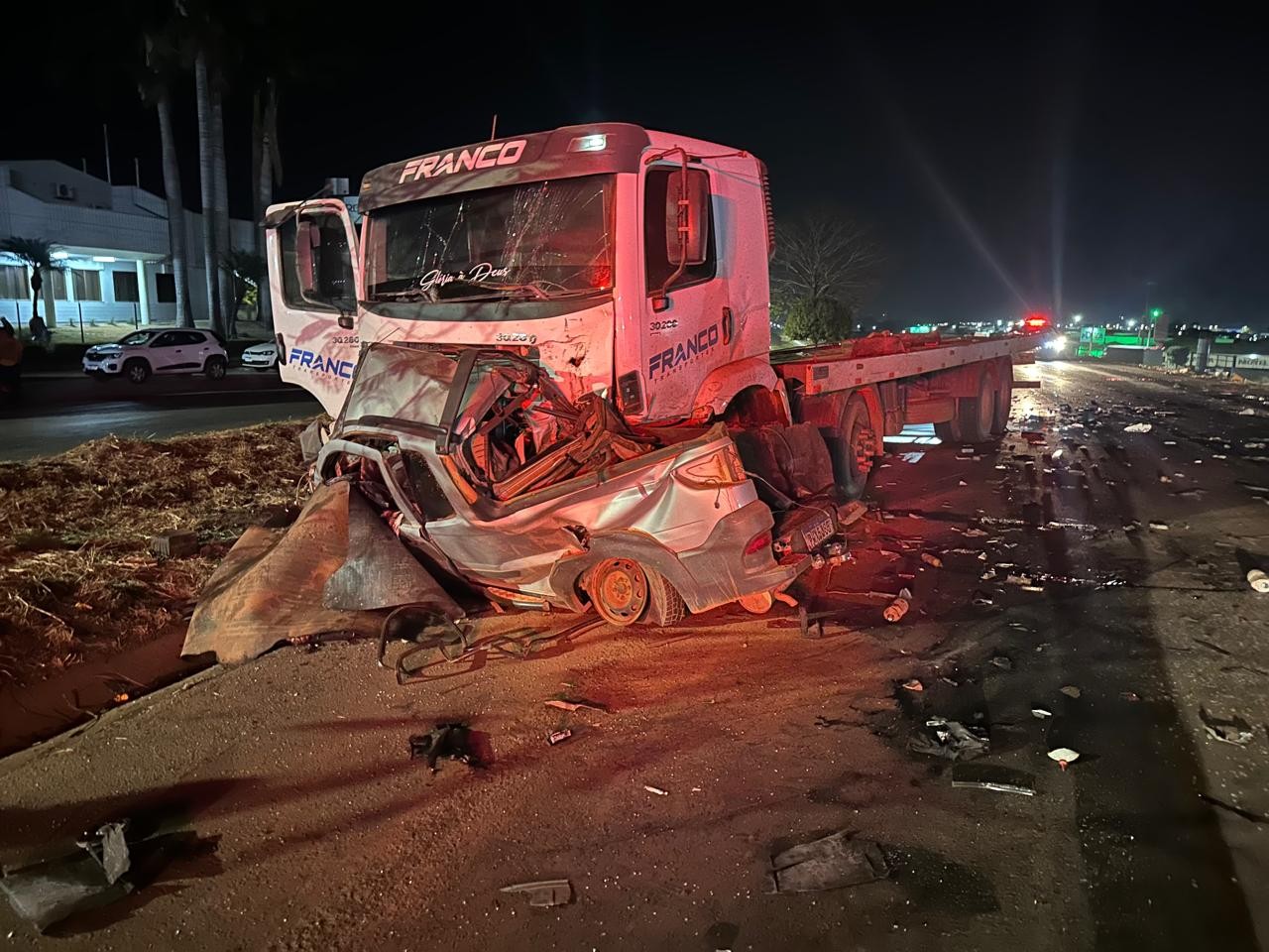 Motorista morre após ter carro esmagado em batida com caminhão-guincho na BR-365, em Patos de Minas