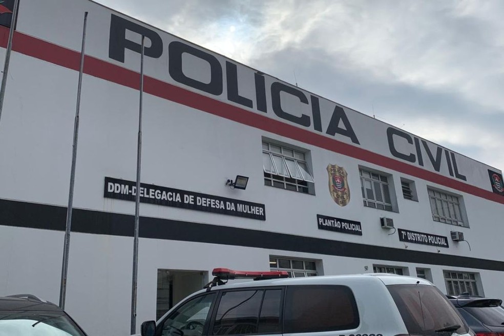 Policiais da DDM Santos capturaram o suspeito no bairro Gonzaga — Foto: Gyovanna Soares/g1 Santos
