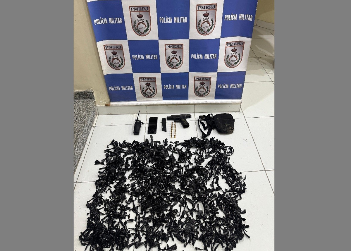 Adolescente é apreendido com pistola e mil papelotes de crack em Saquarema
